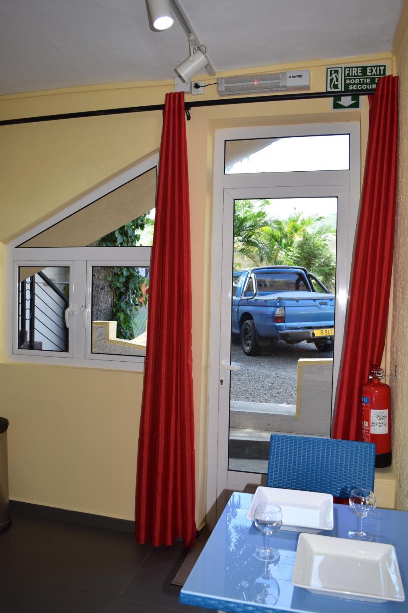 Baywatch Apartment Ла Гулет Екстериор снимка